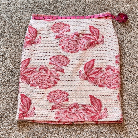 Ann Taylor Cream and Pink Floral Midi Pencil Skirt Size 12 - Picture 2 of 6